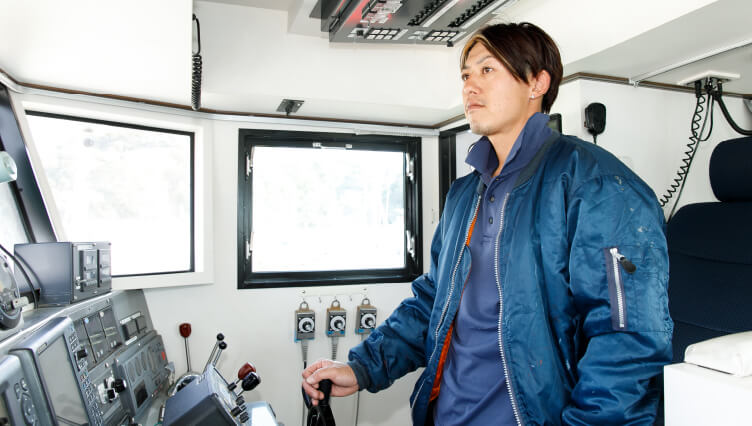 写真:船員が操舵している様子